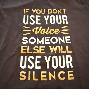 Brown Graphic Tee with Motivational Quote. Size Extra Large.